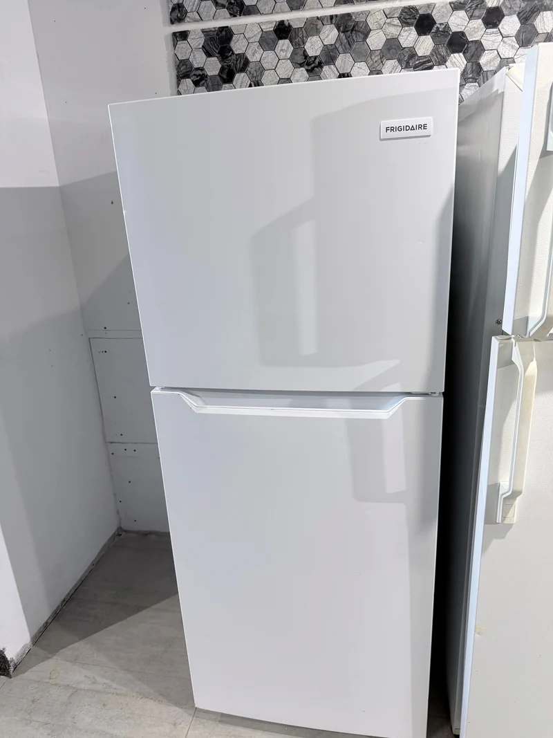 Réfrigérateur de 24 po, 11.6 pi cu | FFET1222UW - Frigidaire *** USAGÉ ***