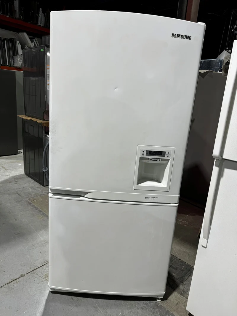 Réfrigérateur 32po Blanc congélateur en bas | SR-L629EV - Samsung *** USAGÉ ***